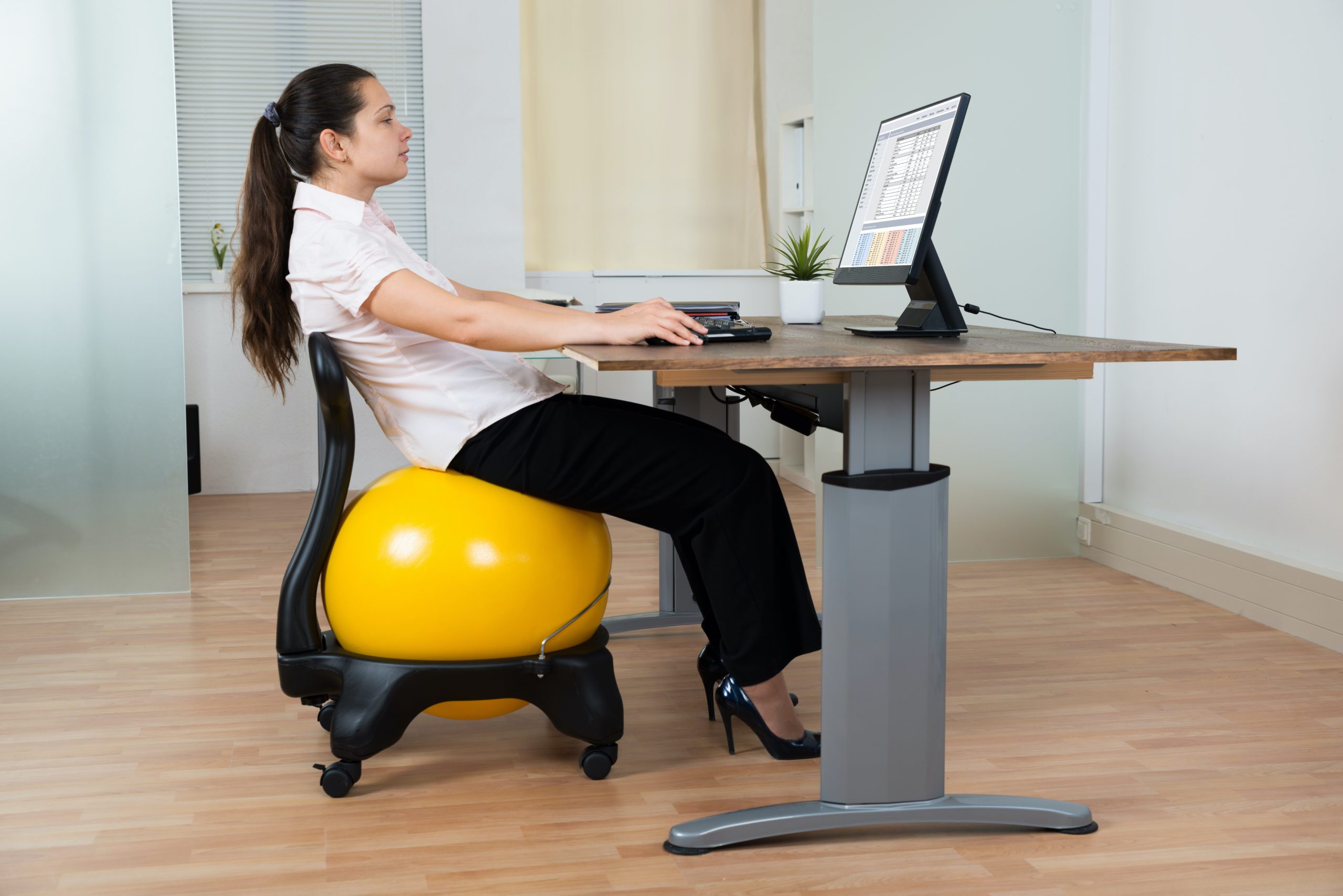 5 Benefits of Sitting on an Exercise Ball at Work